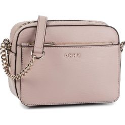 Torebka DKNY - Bryant Camera Bag R94E3F39 CAH. Różowe torebki klasyczne damskie DKNY, bez wzorów, ze skóry, eleganckie, na ramię, bez dodatków. Za 719,00 zł.