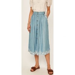 Pepe Jeans - Spódnica jeansowa Marta. Niebieskie spódniczki damskie Pepe Jeans, na co dzień, s, bez wzorów, z lyocellu, casualowe, midi, rozkloszowane. W wyprzedaży za 319,90 zł.
