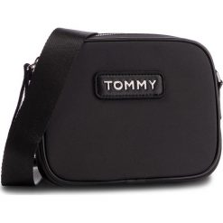Torebka TOMMY HILFIGER - Varsity Nlyon Crossover AW0AW06296 002. Czarne listonoszki damskie TOMMY HILFIGER, na co dzień, bez wzorów, z materiału, bez dodatków. W wyprzedaży za 179,00 zł.
