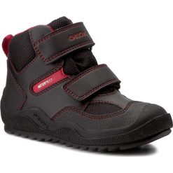 Śniegowce GEOX - J Athiss B.B Wpf C J745FC 05411 C0260 Black/Dk Red. Czarne śniegowce chłopięce Geox, bez zapięcia. W wyprzedaży za 189,00 zł.