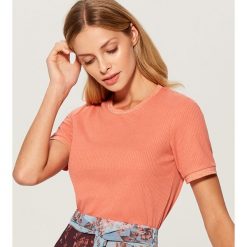 Koszulka z ozdobną lamówką - Pomarańczo. Różowe t-shirty damskie Mohito, l. Za 49,99 zł.