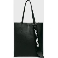 Calvin Klein Jeans - Torebka. Czerwone torebki klasyczne damskie marki Calvin Klein Jeans, bez wzorów, z jeansu, casualowe, na ramię, duże, bez dodatków. Za 599,90 zł.