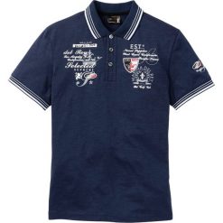 Shirt polo z efektownym zdobieniem bonprix ciemnoniebieski. Niebieskie koszulki męskie bonprix, s, z aplikacjami, z krótkim rękawem. Za 49,99 zł.