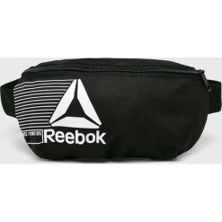 Reebok - Nerka. Czarne walizki marki Reebok, w paski, z poliesteru, małe. Za 49,90 zł.