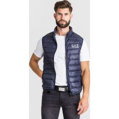 Granatowa kamizelka pikowana z połyskiem - Granatowy. Niebieskie płaszcze męskie EA7 Emporio Armani, m, bez wzorów, bez kaptura. Za 619,00 zł.