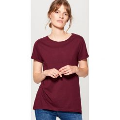 Swobodna koszulka - Bordowy. Czerwone t-shirty damskie marki Mohito, l. Za 29,99 zł.