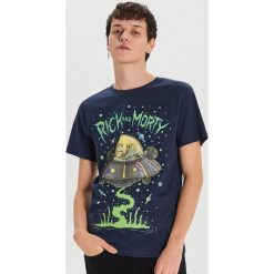 Koszulka Rick and Morty - Granatowy. Niebieskie koszulki męskie Cropp, s, bez wzorów, bez kołnierzyka, bez rękawów. Za 59,99 zł.