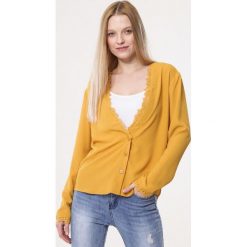 Żółta Koszula Amorousness. Żółte bluzki damskie Born2be, s, z aplikacjami, z koronki. Za 59,99 zł.