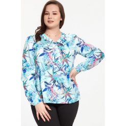 Elegancka błękitna bluzka Lena z kokardą XXL OVERSIZE. Niebieskie bluzki damskie Moda Size Plus Iwanek, na wiosnę, xxl, bez wzorów, z elastanu, eleganckie, bez kołnierzyka, z długim rękawem. Za 109,90 zł.