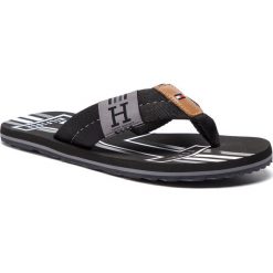 Japonki TOMMY HILFIGER - Badge Textile Beach Sandal FM0FM02076 Black 990. Czarne klapki męskie TOMMY HILFIGER, ze skóry, bez zapięcia. W wyprzedaży za 99,00 zł.