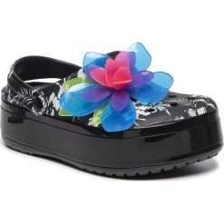 Klapki CROCS - Cb Platform Hyper Tropic Clog 205853 Neon Floral/Black. Czarne klapki damskie Crocs, z aplikacjami, z tworzywa sztucznego, bez obcasa. Za 309,00 zł.