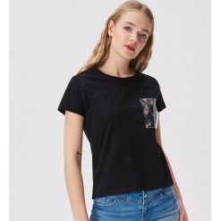 Bawełniany t-shirt z aplikacją - Czarny. Czarne t-shirty damskie Sinsay, s, z aplikacjami, z bawełny, bez kołnierzyka. Za 19,99 zł.