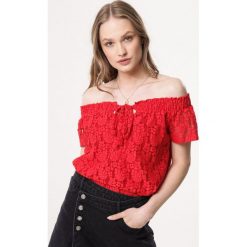 Czerwona Bluzka Rushing. Czerwone bluzki damskie Born2be, na imprezę, xl, bez wzorów, z koronki, bez kołnierzyka, z krótkim rękawem. Za 44,99 zł.