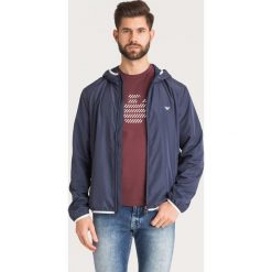 BLUZA Bluzy Emporio Armani. Niebieskie bluzy męskie Emporio Armani, s, z haftami, z kapturem, bez rękawów, z kapturem. Za 449,40 zł.