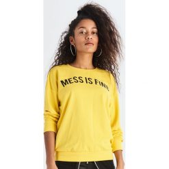 Bluza z napisem - Żółty. Żółte bluzy damskie Sinsay, s, z napisami, bez rękawów, bez kaptura. Za 39,99 zł.