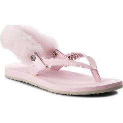 Sandały UGG - W Laalaa 1090387 W/Slpn. Różowe klapki damskie Ugg, bez wzorów, ze skóry ekologicznej, bez obcasa. W wyprzedaży za 189,00 zł.