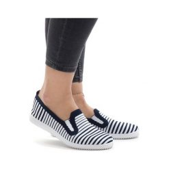 Granatowe tenisówki wsuwane w paski XJ-2909. Białe trampki i tenisówki damskie ButyModne, w paski, z tkaniny, z paskami. Za 69,00 zł.