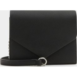 Czarna torebka na ramię basic. Czarne torebki klasyczne damskie Pull&Bear, bez wzorów, na ramię, bez dodatków. Za 59,90 zł.