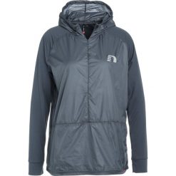 Newline IMOTION HOODED WINDBREAKER Kurtka do biegania calm blue. Niebieskie kurtki sportowe damskie marki Newline, l, z poliesteru. W wyprzedaży za 271,20 zł.