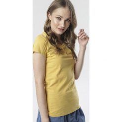Żółty T-shirt Mariviane. Żółte bluzki damskie Born2be, s, bez wzorów, z dzianiny, z dekoltem w serek. Za 29,99 zł.
