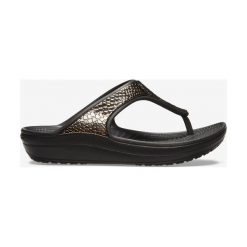 Crocs Sloane Japonki Czarny. Czarne klapki damskie Crocs, w paski, z materiału, bez obcasa. Za 206,95 zł.