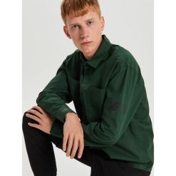 Koszula comfort - Khaki. Brązowe koszule męskie Cropp, s, bez wzorów, bez kołnierzyka, bez rękawów. Za 79,99 zł.
