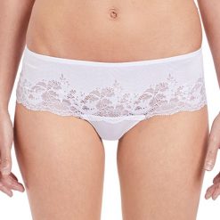 Tanga Wacoal Lace Affair White. Czerwone majtki damskie marki Wacoal, w koronkowe wzory, z bawełny. Za 96,99 zł.