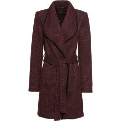 Płaszcz kopertowy bonprix czerwony rubinowy - czarny wzorzysty. Czerwone płaszcze damskie bonprix. Za 239,99 zł.