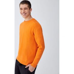 Sweter wykonany podwójnym ściegiem. Zielone swetry męskie Pull&Bear, m, bez wzorów, z podwójnym kołnierzykiem, bez kaptura. Za 109,00 zł.