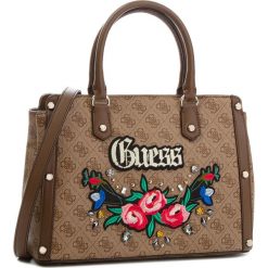 Torebka GUESS - HWSG69 92060 BROWN. Brązowe torebki klasyczne damskie Guess, z aplikacjami, ze skóry ekologicznej, duże. W wyprzedaży za 489,00 zł.