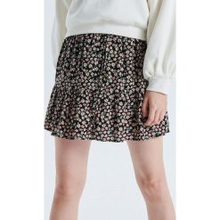 Krótka spódnica w kwiaty - Czarny. Czarne spódniczki damskie Cropp, s, w kwiaty, krótkie, mini. Za 49,99 zł.