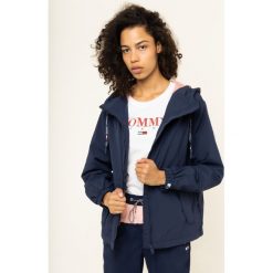 Kurtka przejściowa Tommy Jeans Essential Windbreaker DW0DW07574. Niebieskie kurtki damskie Tommy Jeans, xs, bez wzorów, z jeansu, bez kaptura. W wyprzedaży za 599,00 zł.