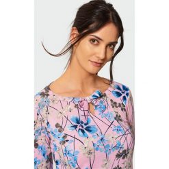 Klasyczny sweter z wiązaniem. Szare swetry damskie Greenpoint, bez wzorów, z elastanu, klasyczne, bez rękawów, bez kaptura. Za 24,99 zł.