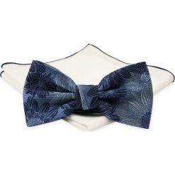 Niebiesko-Granatowa Mucha z Białą Poszetką -CHATTIER- Męska, w Kwiatki MUCH0590. Niebieskie muszki męskie Chattier, na imprezę, w paski, eleganckie. Za 44,00 zł.