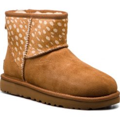 Buty UGG - W Classic Mini Idyllwild 1098072 W/Che. Brązowe buty zimowe damskie marki Ugg, ze skóry, na niskim obcasie. Za 799,00 zł.