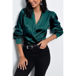 Body - bluzka TERSA GREEN. Zielone bluzki damskie Body - bluzka TERSA GREEN, s, bez wzorów, eleganckie, bez kołnierzyka, bez rękawów. W wyprzedaży za 59,00 zł.