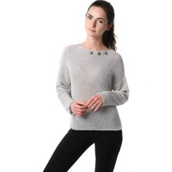 Sweter w kolorze szarosrebrnym. Szare swetry damskie Far Far Fashion, Ryłko by Agnes&Paul, bez wzorów, ze splotem, bez rękawów, bez kaptura. W wyprzedaży za 59,95 zł.