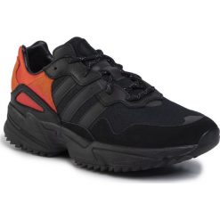 Buty adidas - Yung-96 Trail EE5592 Cblack/Trgrme/Flaora. Czarne półbuty męskie Adidas, na co dzień, bez wzorów, z zamszu, bez zapięcia. W wyprzedaży za 319,00 zł.