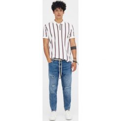 Jeansy z efektem zużycia i dziurami. Niebieskie jeansy męskie marki Pull&Bear, m, bez wzorów. Za 139,00 zł.