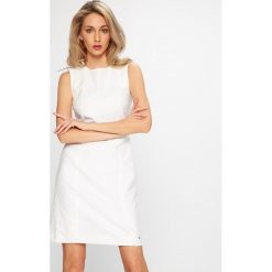 Tommy Hilfiger - Sukienka Monica. Szare sukienki mini TOMMY HILFIGER, na co dzień, z bawełny, casualowe, z okrągłym kołnierzem, dopasowane. W wyprzedaży za 449,90 zł.