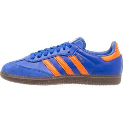 Adidas Originals SAMBA Tenisówki i Trampki boblue/orange. Niebieskie tenisówki damskie marki adidas Originals, ze skóry ekologicznej. W wyprzedaży za 359,20 zł.