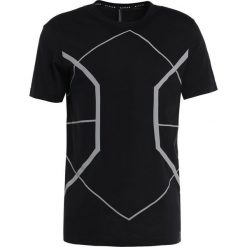 Neil Barrett BLACKBARRETT SYMMETRIC LINES CREW NECK Tshirt z nadrukiem black/silver reflective. Czarne koszulki polo męskie marki Neil Barrett BLACKBARRETT, m, z nadrukiem, z bawełny. W wyprzedaży za 440,30 zł.