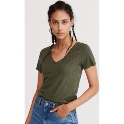 T-shirt z dekoltem V - Khaki. Brązowe t-shirty damskie Reserved, s, bez wzorów, bez kołnierzyka. Za 29,99 zł.