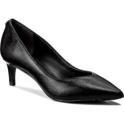 Półbuty GUESS - Bobbi FLBOB3 PAT08 BLACK. Czarne półbuty damskie skórzane marki Guess. W wyprzedaży za 339,00 zł.