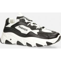 Czarne buty sportowe sneakersy sznurowane casu 204/33b. Czarne buty dziewczęce sportowe Casu, bez wzorów, na sznurówki. W wyprzedaży za 59,99 zł.
