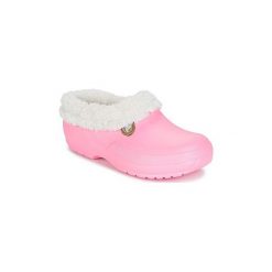 Chodaki Crocs BLITZEN III. Różowe klapki damskie Crocs, bez wzorów, bez obcasa. W wyprzedaży za 153,30 zł.