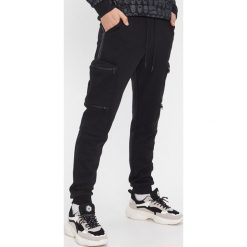 Joggery z kieszeniami - Czarny. Czarne spodnie męskie House, s, bez wzorów. W wyprzedaży za 99,99 zł.