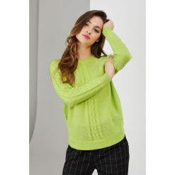 Sweter o wyraźnym splocie z metaliczną nitką. Żółte swetry damskie Moodo, m, bez wzorów, ze splotem, klasyczne, z długim rękawem, długie, bez kaptura. Za 79,99 zł.