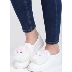 Białe Slip On Night Cloud. Białe trampki damskie slip on marki vices, z materiału. Za 89,99 zł.