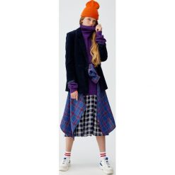 Dwurzędowa sztruksowa marynarka z guzikami. Zielone marynarki damskie Pull&Bear, bez wzorów, ze sztruksu. Za 159,00 zł.